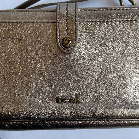 The Sak Redwood 3 In 1 Crossbody Wallet Wristlet in Pyrite Metallic Leather - Picture 4 of 13